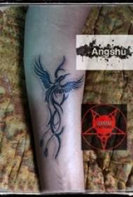 Boy's arm op zwarte lijn schets literaire dominante Phoenix tattoo foto