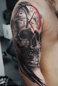 Boy's Arms on Black Grey Sketch Sting Tips Imagen dominante del tatuaje clásico