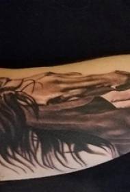 Zēna roka uz melna pelēka punkta ērkšķainas vienkāršas līnijas mazu dzīvnieku zirga tetovējuma attēla