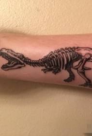 Roka šolarja na črni abstraktni sliki dinozavra skelet