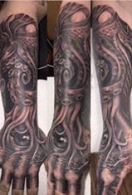 Muška ruka crne hobotnice tetovaža na crnom uzorku tetovaže hobotnice