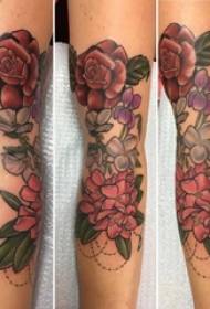 U bracciu di ragazza dipinta nantu à a ligna semplice piccula stampa di tatuaggi di fiore di pianta fresca
