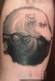 Dječakova ruka na slici tetovaže ovce i vuka s crnim bodljikavim bodljikavim bodom