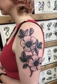 Ramię uczennicy na czarnym tatuażu cierń prosty obraz roślin kwiat tatuaż tatuaż