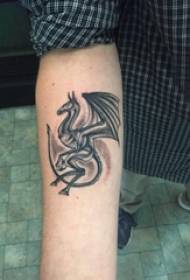 Zēna roka uz melnas piespraustas vienkāršas līnijas mazu dzīvnieku peld pūķa tetovējuma attēla