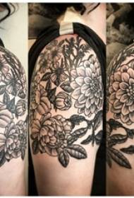 Brazo de rapaza de tatuaxe de flor literaria en cadros de flores de tatuaje negro
