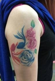 O braço da menina pintado em linhas simples gradientes planta flores e fotos de tatuagem de peixinho