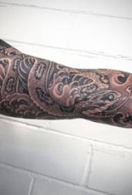 Mga Lalaki Arms sa Black Grey Sketch Sting Tips Malikhaing Snake Tattoo Larawan