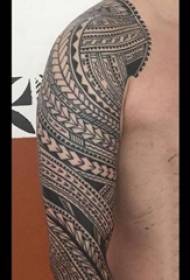 Geometresch Totem Tattoo Muster männlech Studentearm op schwaarzen Tattoo geometreschen Totem Tattoo Muster