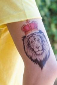 Drengens armmalet krone og sortgrå punkt løve tatoveringsbillede
