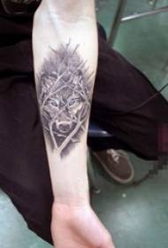 男生手臂上黑色素描几何元素狼头纹身图片