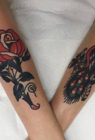 Brațul fetei a pictat acuarela frumoasă imagine delicată a tatuajului de flori
