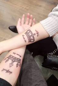 Pató de tatuatge de lletra de corona de braç de parella