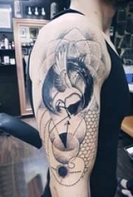Tatuaggio geometrico, disegno geometrico del tatuaggio sul braccio del ragazzo