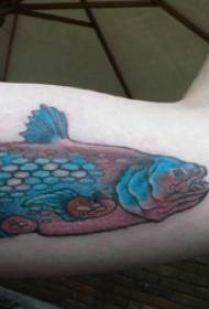 Jongens armen geschilderd geometrische eenvoudige lijnen kleine dieren vis tattoo foto's