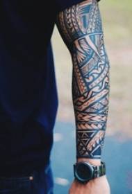 Kreativna osobnost i lijepa tetovaža na raznim rukama