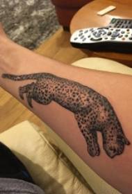 Jongen syn earm op swarte punt doorn ienfâldige line lytse dier leopard tattoo foto