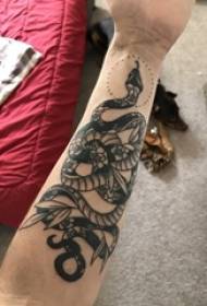 Brazo do neno do tatuaje da serpe na foto do animal da tatuaxe da serpe