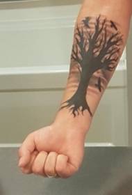 Brazo masculino de tatuaje de piñeiro na foto de tatuaxe de piñeiro negro