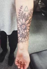 Djevojčica na crno sivoj skici prekrasan cvijet polovicu cvijeta ruku tetovažu sliku