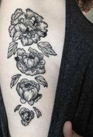 Moška študentska roka literarne cvetlične tetovaže na črno sivi tattoo literarni vzorec cvetne tetovaže