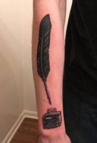 Bomụ nwoke Arms na Black Grey Sketch Sting Tips Feather Pen na Image Tattoo