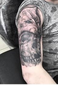 Guttens arm på svartgrå skisse peker torneferdighet kreativ dominerende ulvhode hodeskalle tatoveringsbilde
