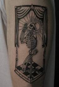 Zēnu roka uz melnas līnijas šausmu tetovējuma attēla