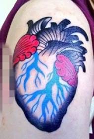 Anak laki-laki di ujung lengan dicat kiat gambar tato jantung