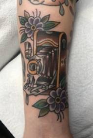 Rokas tetovējuma materiāls, vīrieša rokas, zieda un kameras tetovējuma attēls