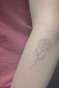 Padrão de tatuagem elegante de rosas com contornos simples de armas