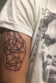 Elementu geometrikoko tatuaje gizonezko ikaslearen besoa tatuaje geometriko beltzaren marrazkian