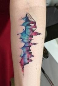 Ēkas tetovējums meitenes krāsainā rokas tetovējumā uz ēkas attēla