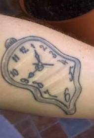 Tangan tatu timepiece pada gambar tatu jam tatu kelabu hitam