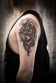 Arm fire løve tatoveringsmønster