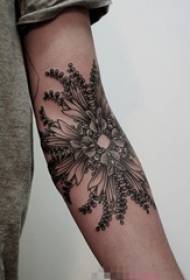 Flicka arm på svart skiss pricking teknik kreativ blomma tatuering bild