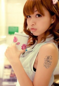 Modèle de tatouage alphabet anglais bras créatif fille bras