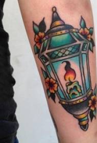 Arm tatoeage materiaal, manlike earm, blom en lamp tatoeage ôfbylding