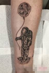 Braccia dei ragazzi sulle punte nere della puntura di schizzo Immagine creativa del tatuaggio dell'astronauta