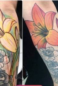Tatuaj de flori literare, brațul fetei, poză mică de flori literare proaspete
