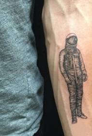 Ұлдар қара сұр нүктеге тікендік шеберлікпен қарапайым сызық кейіпкерінің астронавт тату-суретін салады