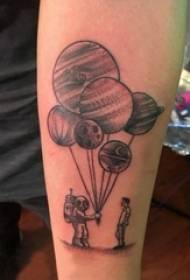 Jongens arm op zwarte prik geometrische lijn planeet en astronaut tattoo foto