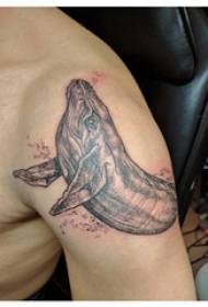 Foto de tatuaje de ballena animal en la punta de la espina del brazo del niño