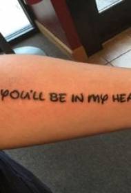 Engelse korte zin tattoo Engelse mannelijke arm op zwarte Engelse tattoo-afbeelding