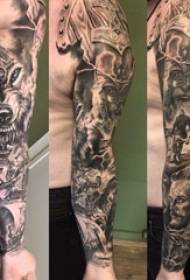 Flor braço tatuagem braço masculino na imagem de tatuagem de braço totem lobo