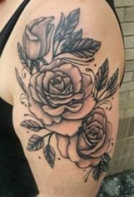 Drengearm på sortgrå skitse punkt tornfærdighed kreativ litterær smuk rose tatoveringsbillede