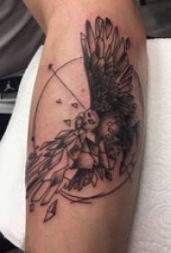 Tattoo eagle pattern bracciu studente masciu nantu à un mudellu neru di uguila di tatuaggio grisgiu