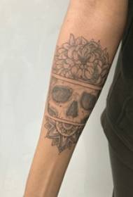 Татуировка в виде цветка стрекозы, рука школьника на татуировке в виде цветка и стрекозы