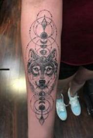 Kapljica krv vučje glave tetovaža slika djevojka naoružavanje crne vučje glave tetovaža slika