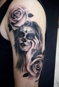 Arms op swart en wite grize abstrakte rigels stekelige plantmateriaal blommen en portretten tatoeaazjefoto's